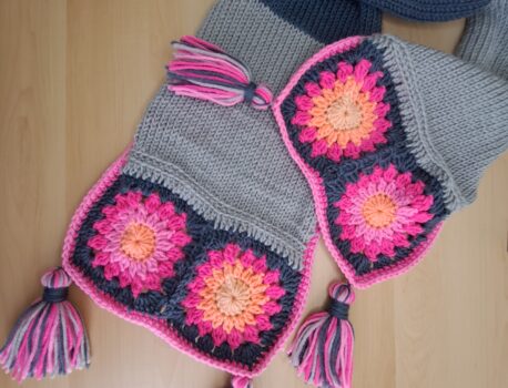 FREE knitted scarf pattern with granny squares and panels